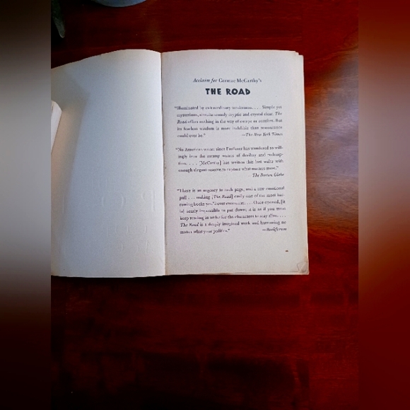 The Road by Cormac McCarthy 2008 Paperback Movie Tie-In Vintage - Picture 4 of 5